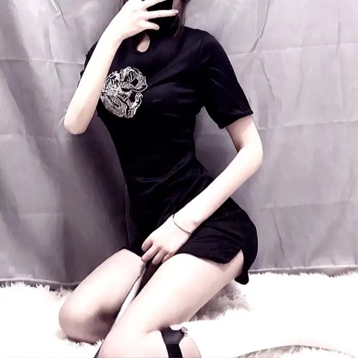 绯红色的窗帘